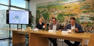 Marc Alou, Joan Carles Batanés, i Valentí Junyent, d'esquerra a dreta, presenten el nou document del Consorci de l'Agulla