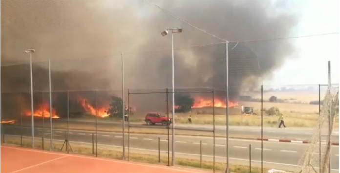 Imatges de l'incendi des del Nats, al Polígon de Sant Fruitós, davant la Rosaleda