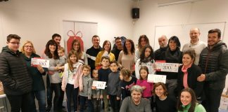 Alguns dels premiats amb els seus vals de compra. Fotografia: Associació Sant Fruitós Comerç Actiu