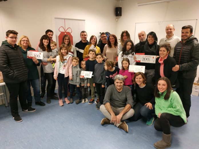 Alguns dels premiats amb els seus vals de compra. Fotografia: Associació Sant Fruitós Comerç Actiu