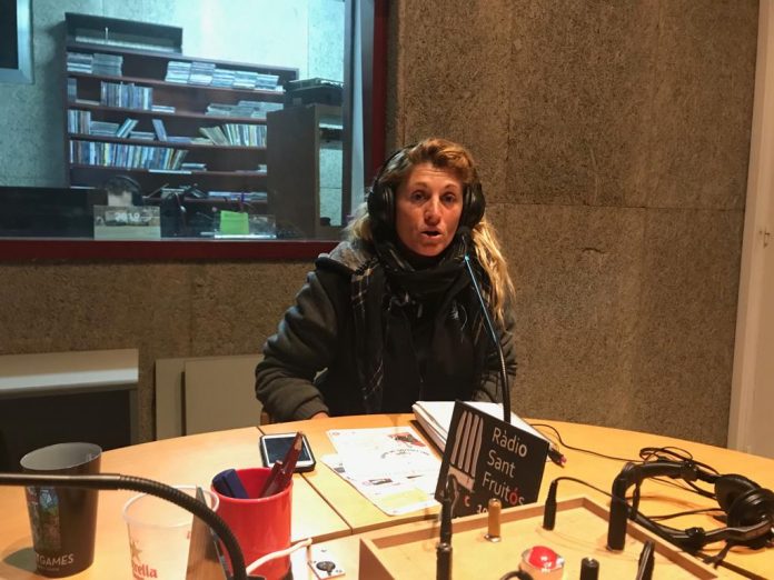 Anabel Martín, responsable del Club Hípic Sant Fruitós, als estudis de Ràdio Sant Fruitós durant el programa 'Esport i Punt'