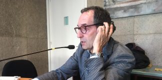 Joan Carles Batanès, alcalde de Sant Fruitós de Bages, atenent els micròfons de Ràdio Sant Fruitós en l'estrena del magazín 'La Central'