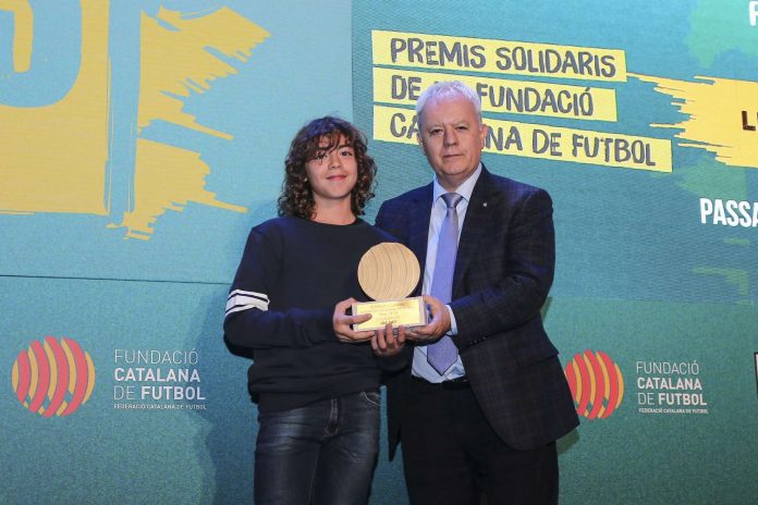 Lluc Vilardell recull el premi de la mà de Josep Llaó, vicepresident de la Fundació Catalana de Futbol. Fotografia: FCF