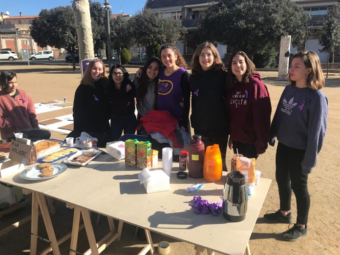 El col·lectiu feminista Mai Sense Veu a la plaça Alfred Figueras aquest 8-M