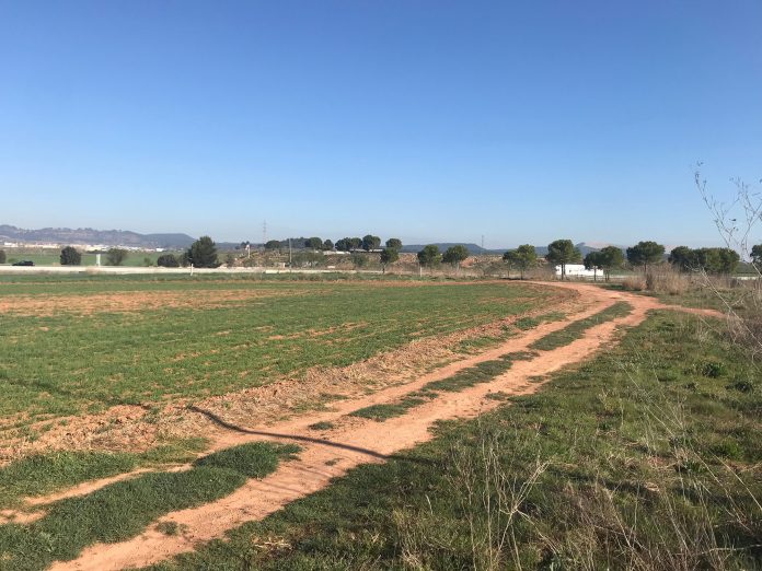 Els terrenys on s'ubicaran els 3 equipaments. A l'esquerra de la imatge el túnel del vent i l'àrea d'autocaravanes. A la dreta el parc infantil.