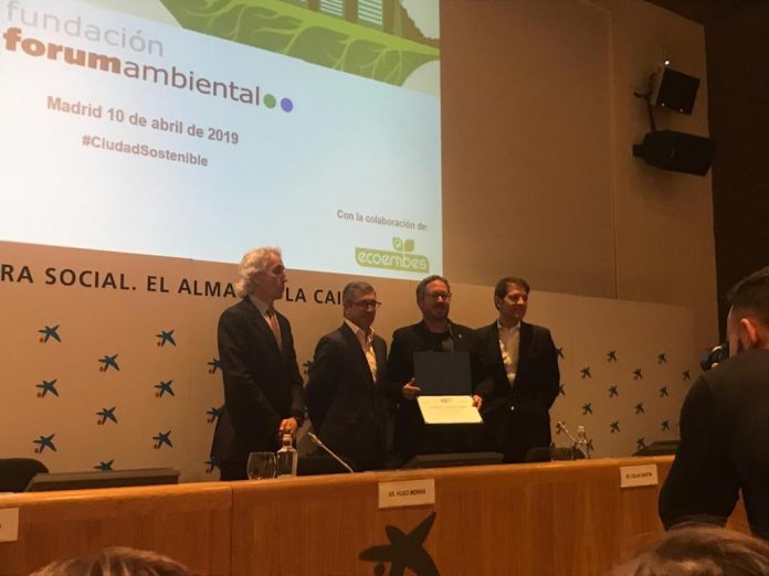 Xavier Racero, recollint el guardó en representació de l'Ajuntament de Sant Fruitós de Bages