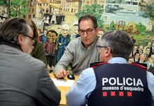 L'alcalde de Sant Fruitós de Bages, Joan Carles Batanés, durant la reunió amb les forces de seguretat / Fotografia: Estefania Escolà