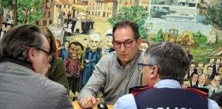 L'alcalde de Sant Fruitós de Bages, Joan Carles Batanés, durant la reunió amb les forces de seguretat / Fotografia: Estefania Escolà