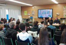 Imatge de l’entrega de l’edició especial del llibre Images d’Alger als alumnes de Batxibac de l’INS Gerbert d’Aurillac