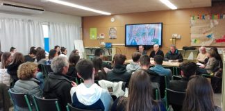 Imatge de l’entrega de l’edició especial del llibre Images d’Alger als alumnes de Batxibac de l’INS Gerbert d’Aurillac