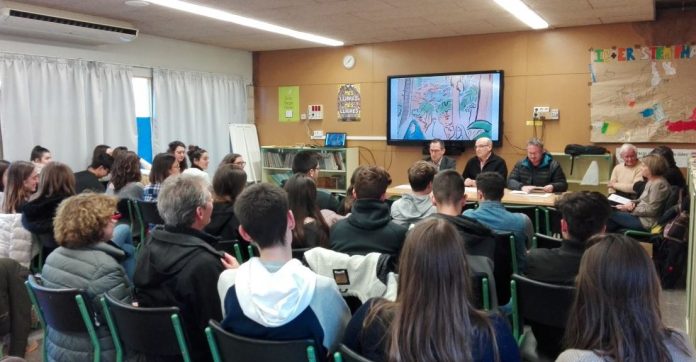 Imatge de l’entrega de l’edició especial del llibre Images d’Alger als alumnes de Batxibac de l’INS Gerbert d’Aurillac