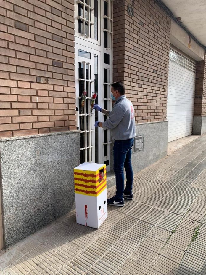 Repartiment de Roses el passat Sant Jordi. - FOTO: Ajuntament Sant Fruitós