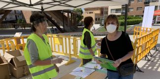 Una veïna de Sant Fruitós recull un paquet amb bosses de ràfia.