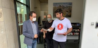 El portaveu de la plataforma, Xavi Pont, entrega les signatures.