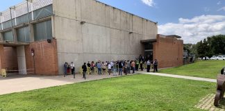 L'entrada al Pavelló minuts abans de l'inici del ple.