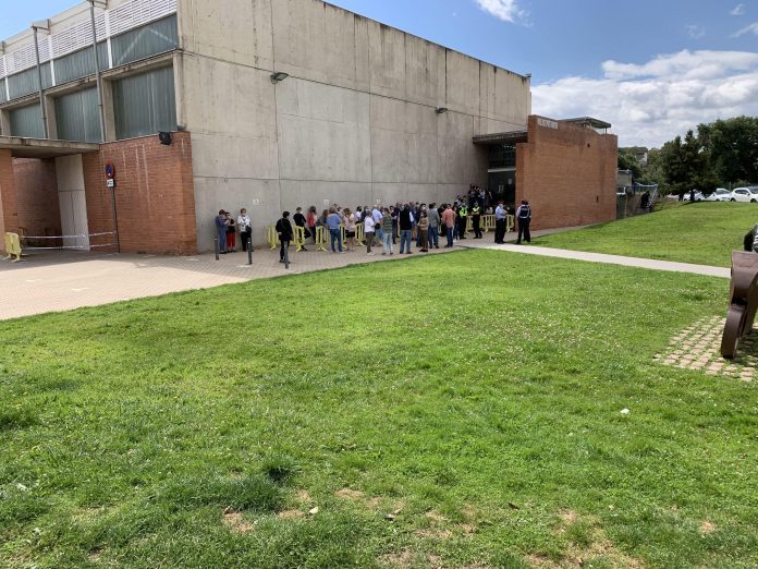 L'entrada al Pavelló minuts abans de l'inici del ple.