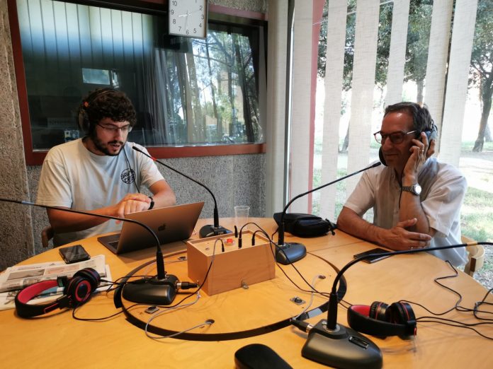 Joan Carles Batanés als estudis de Ràdio Sant Fruitós.