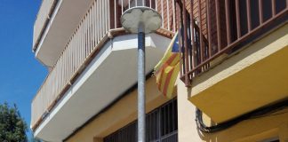 Exemple d'un dels fanals que s'ha restaurat per evitar la corrosió de l'orina dels gossos a Sant Fruitós de Bages