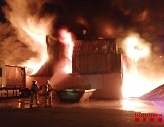 Incendi d'una nau industrial a Sant Fruitós de Bages, la matinada del 13 d'agost del 2020.