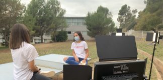 Dues alumnes de l'Institut Gerbert d'Aurillac durant la gravació.