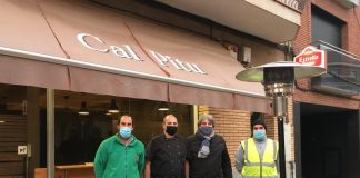 El propietari del restaurant Cal Pitu, Josep Comellas, el regidor de Promoció Econòmica, Felip Echarri, amb treballadors de la brigada municipal. - FOTO: Aj. Sant Fruitós