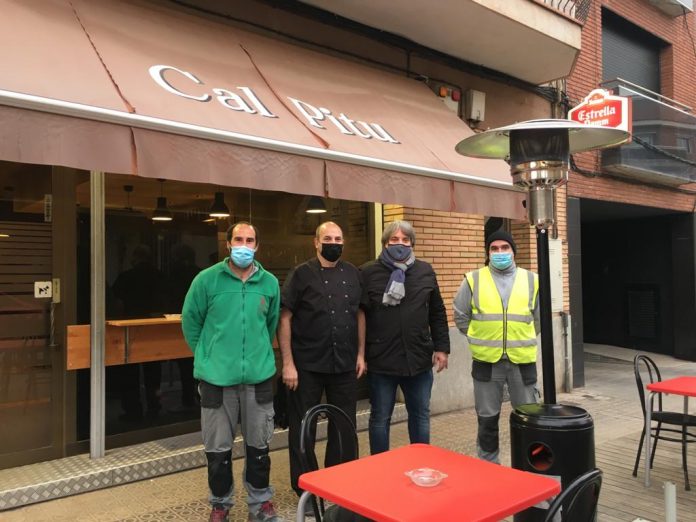 El propietari del restaurant Cal Pitu, Josep Comellas, el regidor de Promoció Econòmica, Felip Echarri, amb treballadors de la brigada municipal. - FOTO: Aj. Sant Fruitós